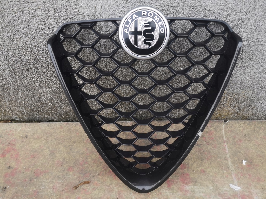 фото №1, Alfa romeo giulia 16- 2016- решётка радиатора решётка радиатора чёрный эмблема значок orginal