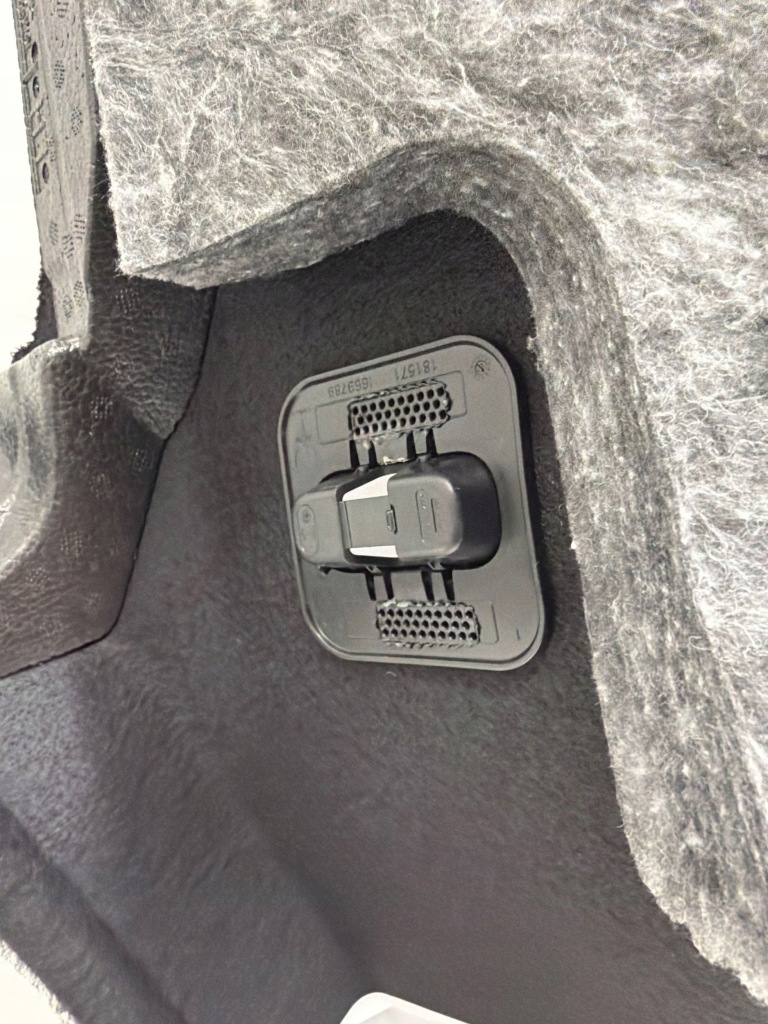 Купити 2025 tesla model y елемент  оббивка багажника 162220500c