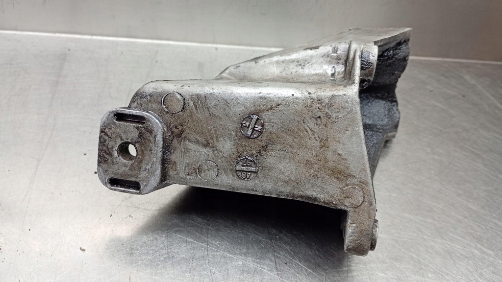 Кронштейн двигуна 8d0199307l audi a4 b5 vw passat b5 в Україні