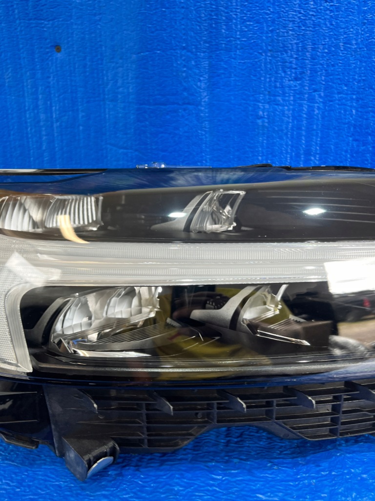 Volvo xc60 2 рестайлинг  фара правый  перед full led 32404710 европа Недорого