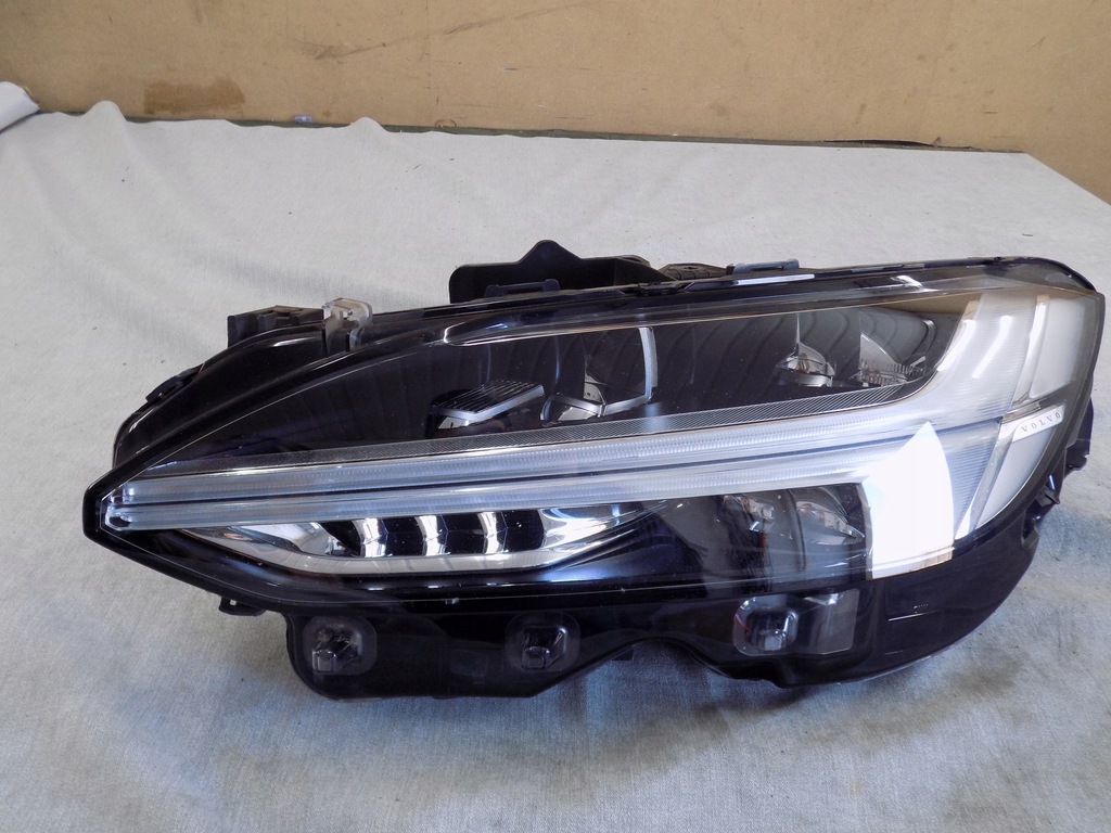 фото №1, Volvo v90 s90 16- лампа левая перед левая передняя mid led eu 31655197