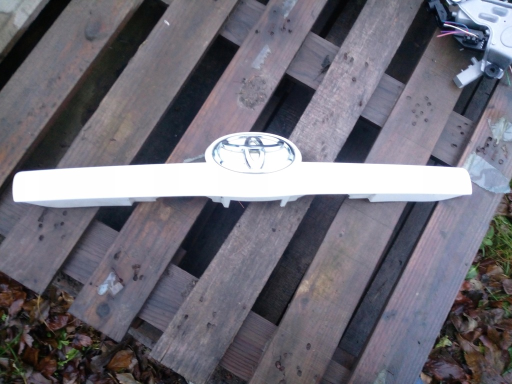 фото №1, Toyota verso 09-12 накладка крышки задняя