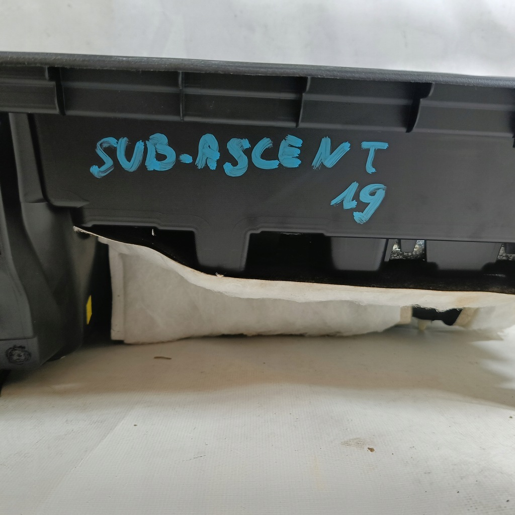 фото №14, Subaru ascent 19- бардачок багажника с narzędziami