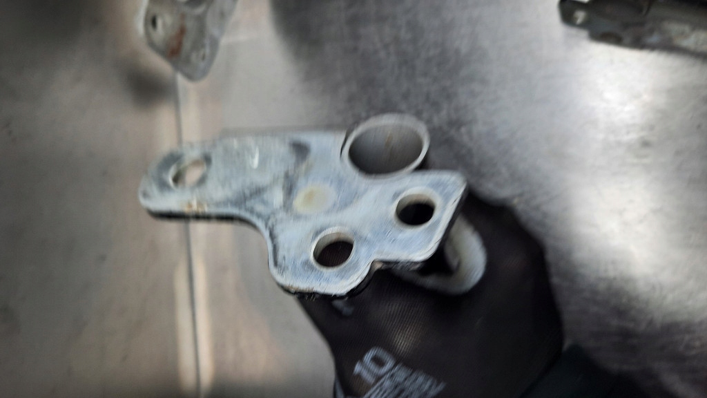 фото №5, Петля крышки багажника volvo s60 ii 31301984 31301983