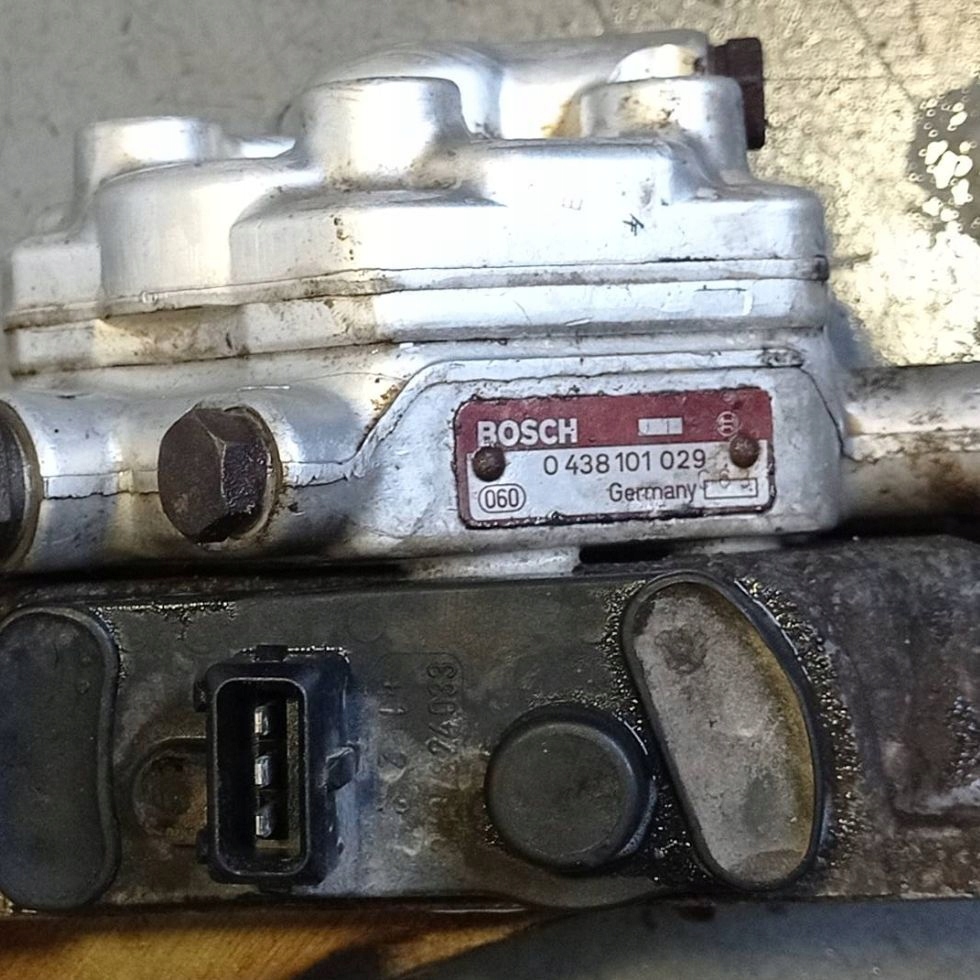 Розподільник пального audi 100 c3 2.3e 136km 0341333530 0438101029 bosch Київ