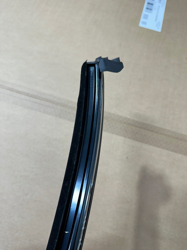 Уплотнитель  крыша левая, потолка, стекло передок , передняя mercedes sl r230,w230 h2 Оригинал