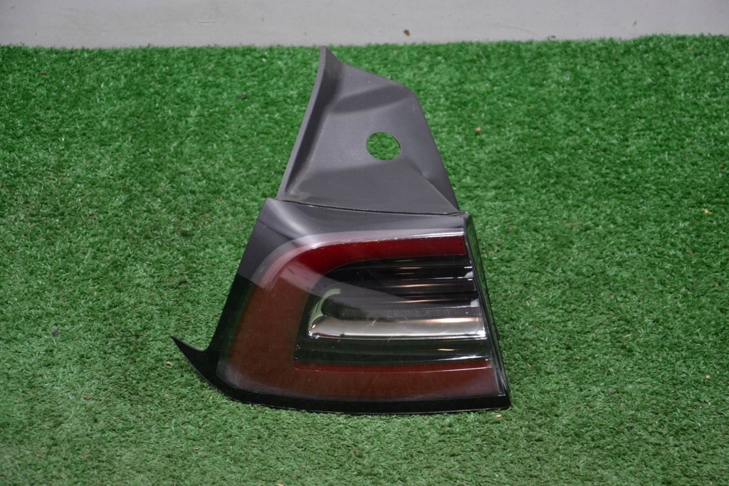 Купить Лампа задний  задняя левая tesla 3 1077397