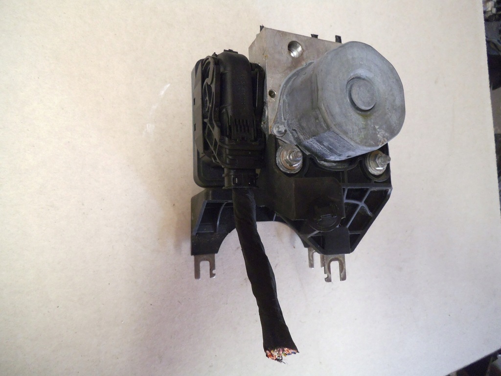 фото №1, Mercedes gla156 штекер насоса abs