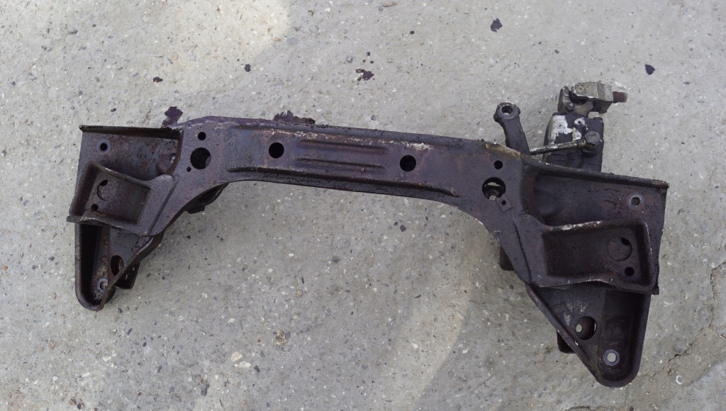 Купити Балка підрамник перед bmw e28