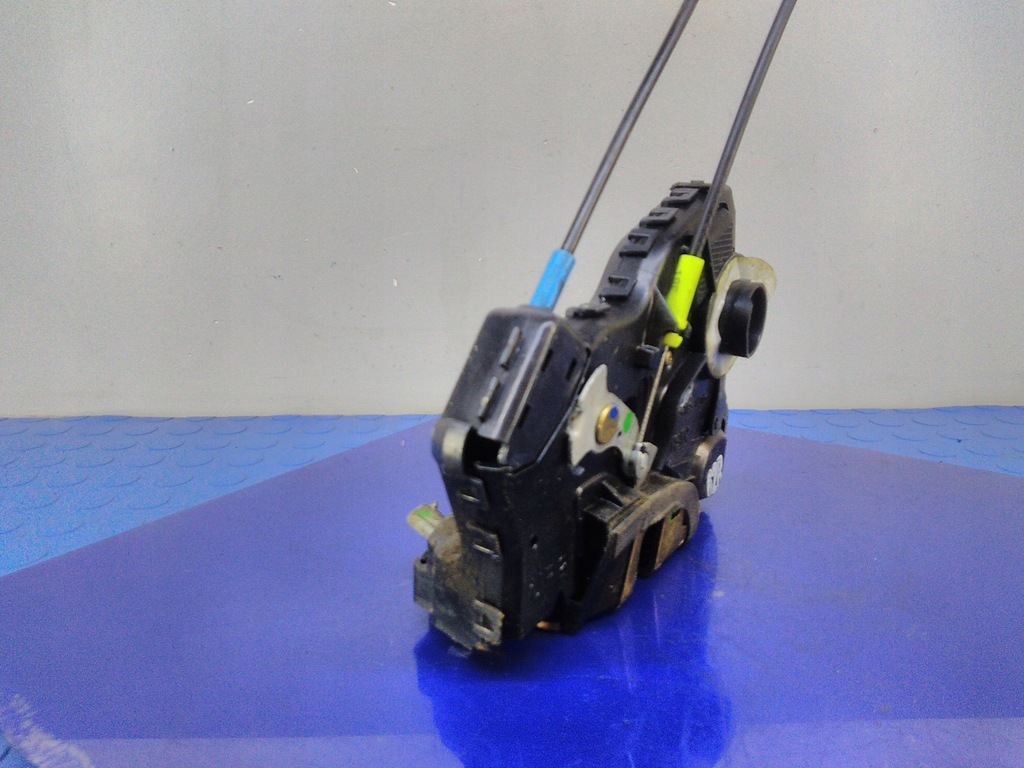 фото №6, Toyota avensis t25 замок двері правий перед