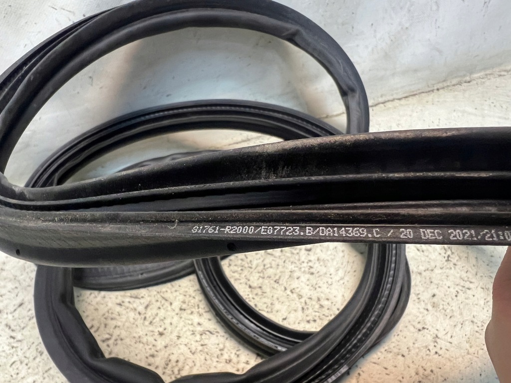 фото №2, Kia sportage v 21- прокладка крышки багажника