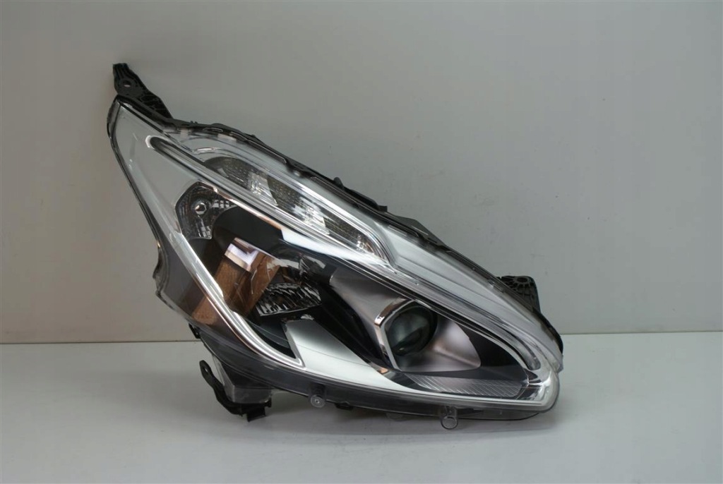 фото №1, Peugeot 208 lift 15-19r. права лампа лінза + led