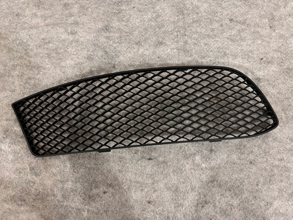 фото №1, Mercedes-benz оригинальный номер a1768851322 решётка бампер