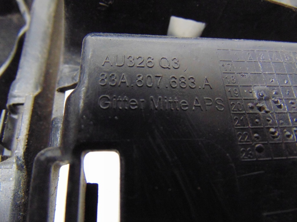 Решётка w бампер средняя перед audi q3 s-line 83a807683a с Разборки
