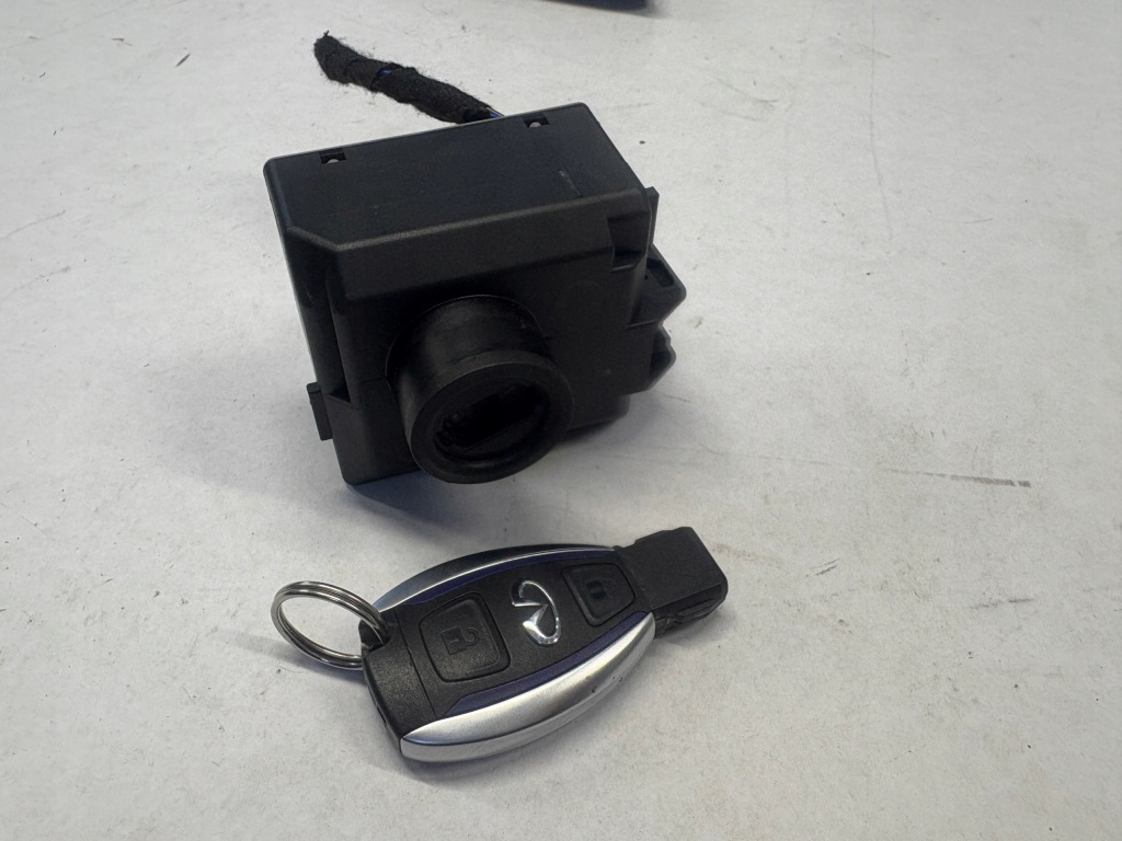 фото №1, Infiniti q30 замок запалювання з ключ a2469050603