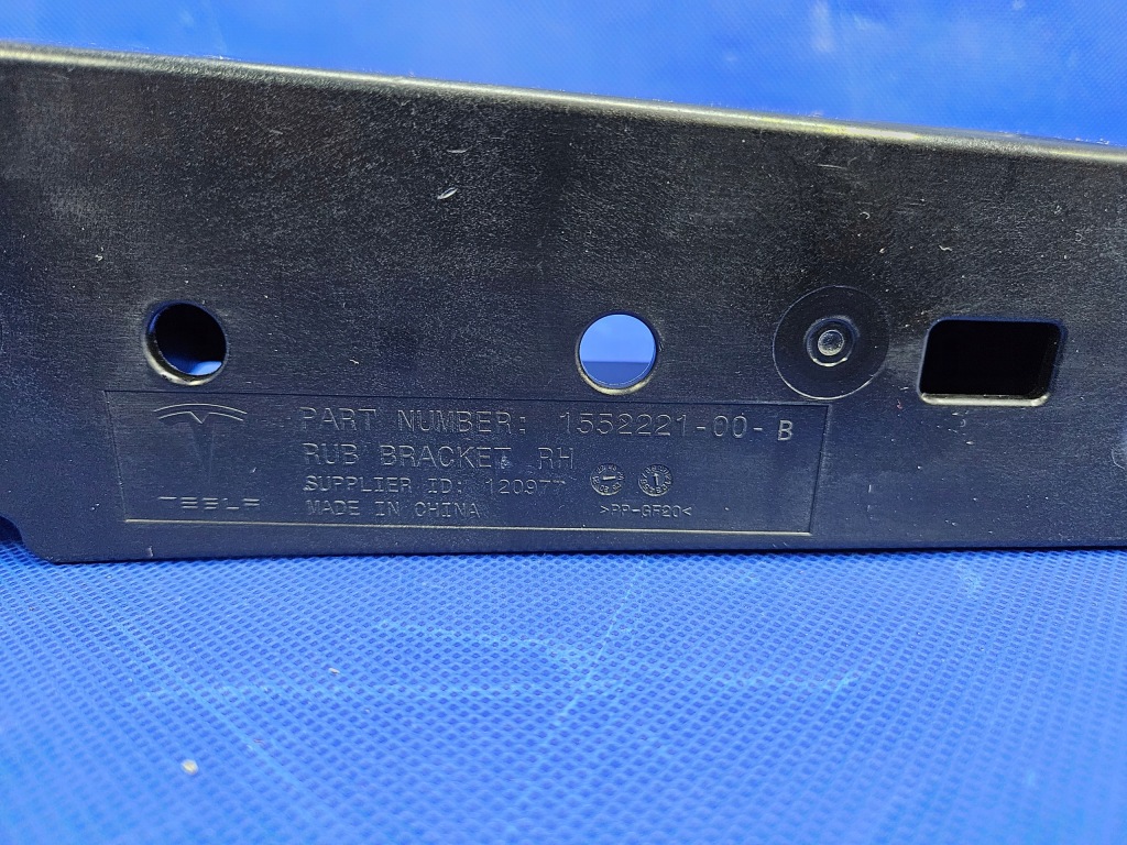 Купить Tesla model y правый кронштейн na багаж задний задний  1552221-00-b