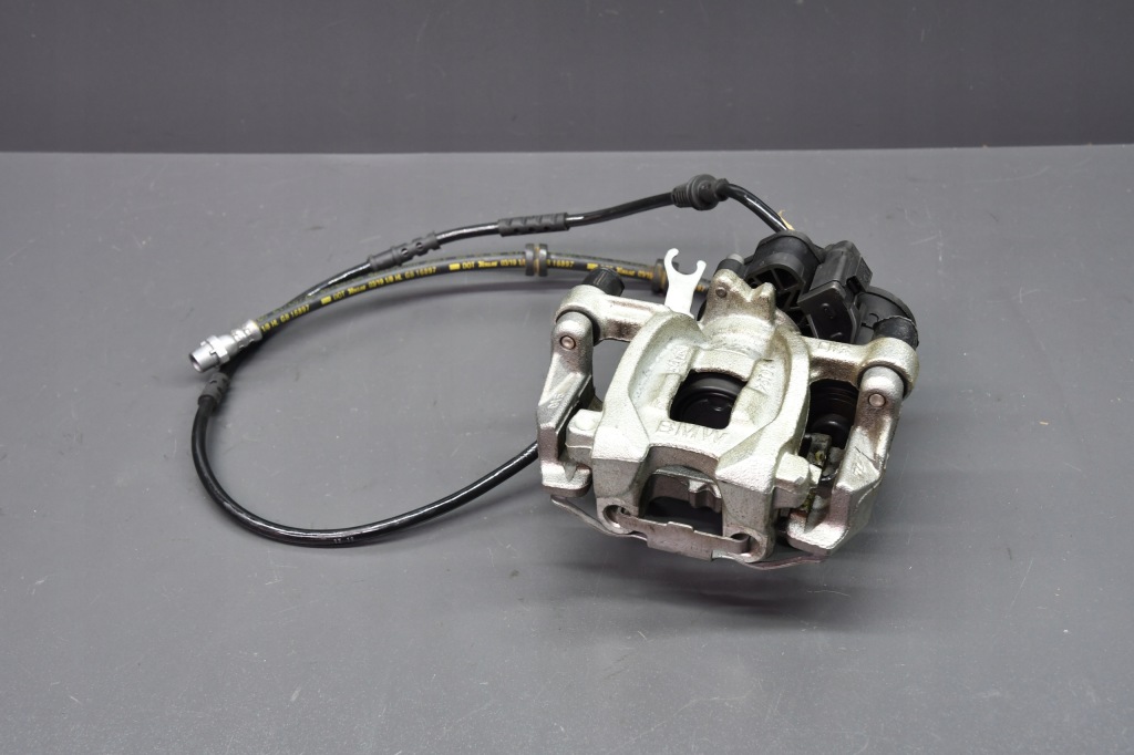 фото №1, Суппорт прижим левый задняя пабтрубок  bmw 1 f40 2 f44 x1 f48