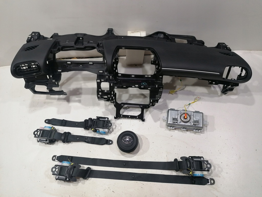 фото №1, Toyota yaris 4 iv cross панель приладів консоль подушка безпеки подушка ремені оригінал