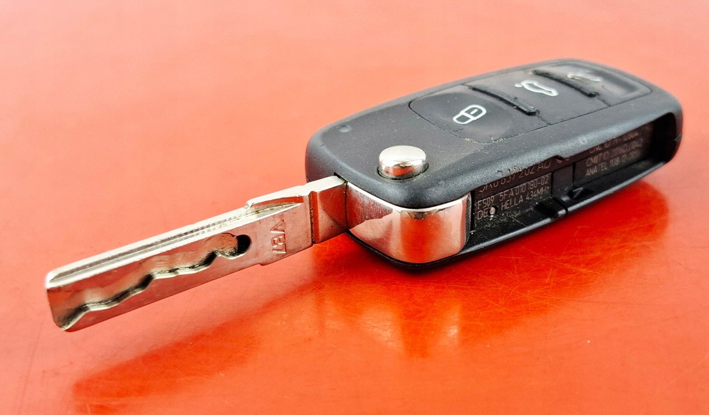 фото №1, Volkswagen оригинальный номер ключ 5k0837202ad