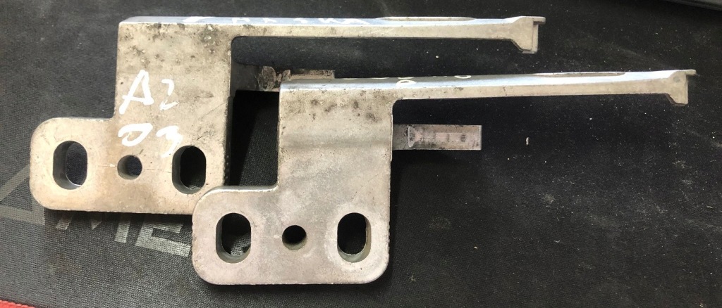 фото №1, Audi a2 fsi 02 петля крепление капот правый 8z0823404