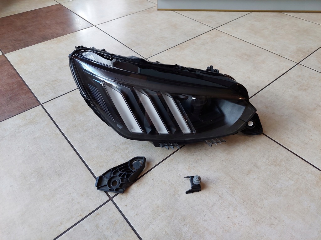 фото №1, Права лампа - full led - peugeot 208 ii - 2008 ii