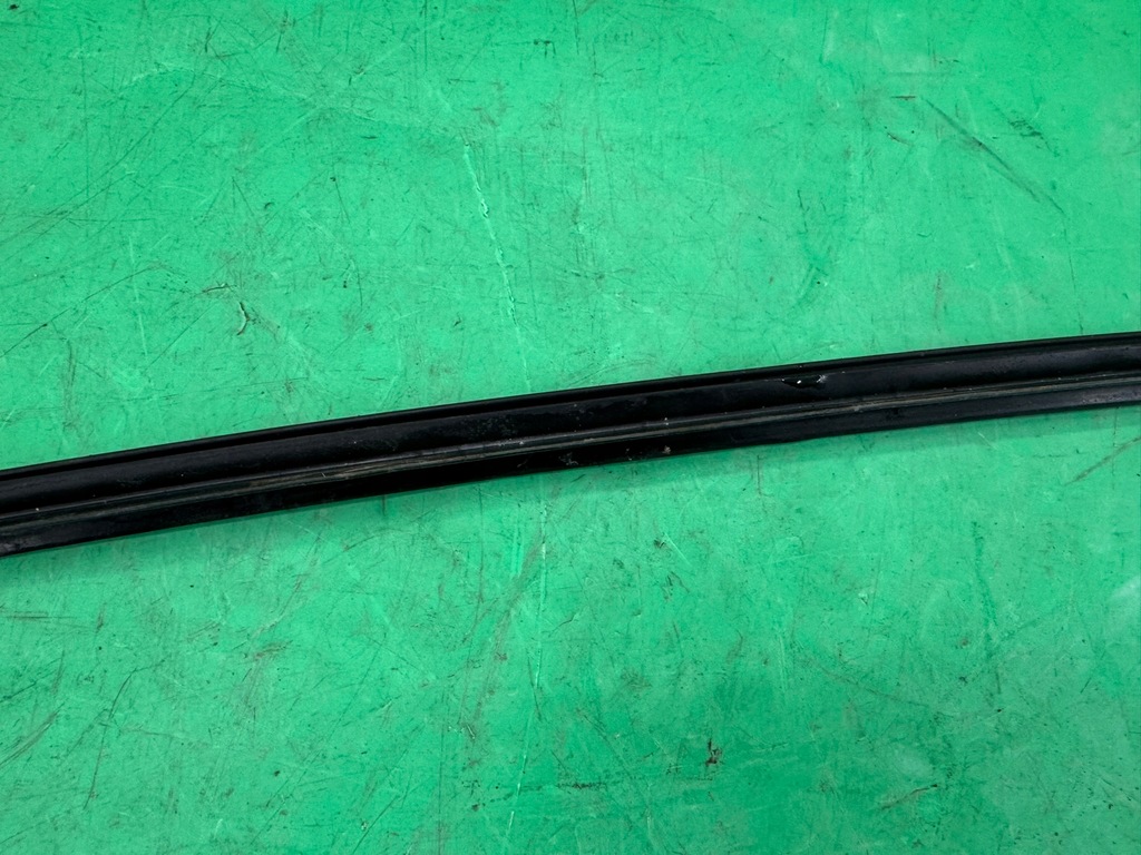 фото №7, Молдинг скло передньої лобове ліва audi a8 d3 02-