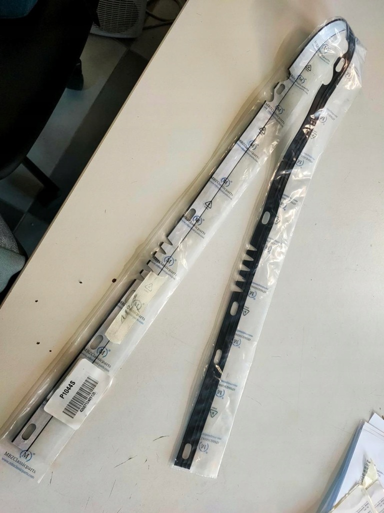 Купити Прокладка під  решітка радіатора mercedes w107