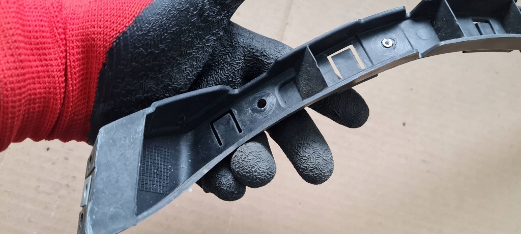 Maserati quattroporte vi напрямна кронштейн кронштейн бампера задня 670001618 Недорого