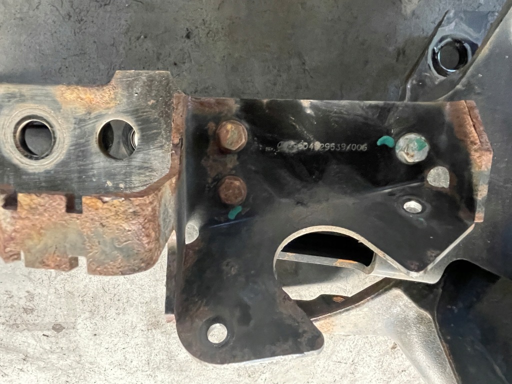 Mercedes actros 11-18 mp4 кронштейн кронштейн відкидання кабіни a9613102258 Ціна