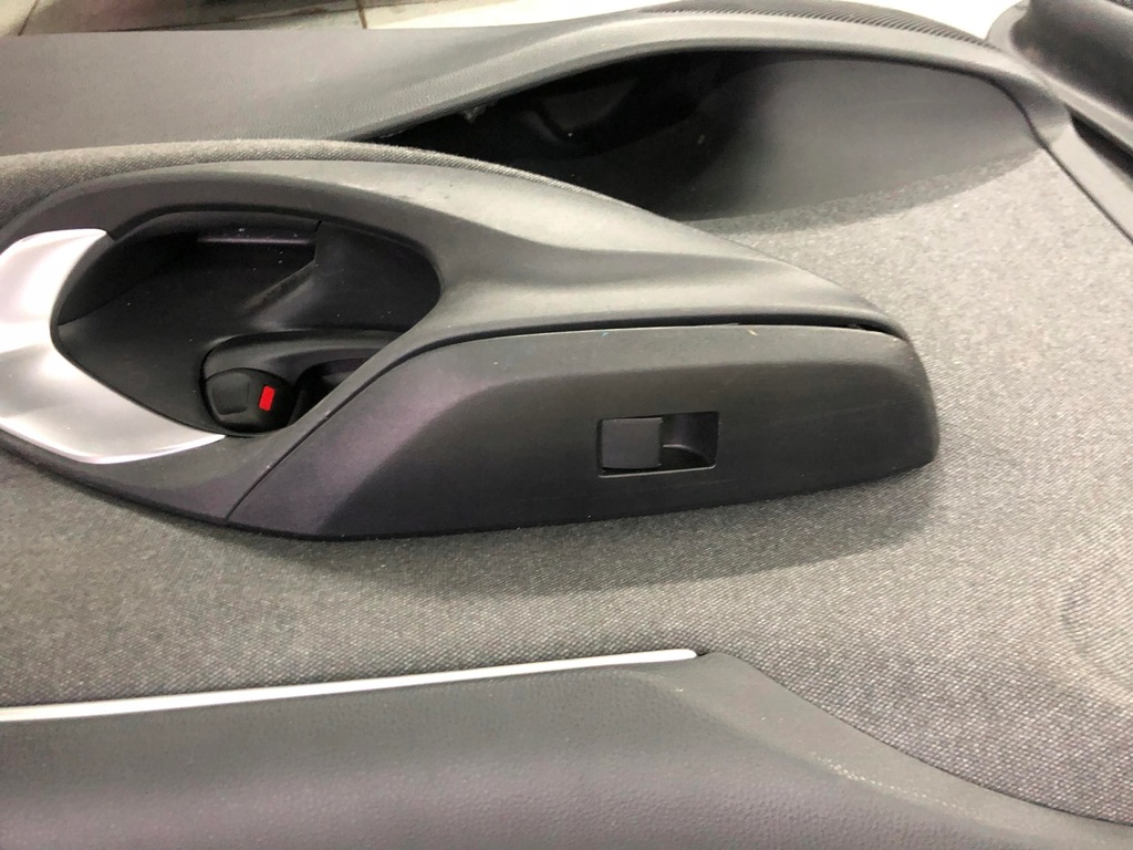 фото №10, Toyota yaris iv 2020- обшивка обшивки двері комплект