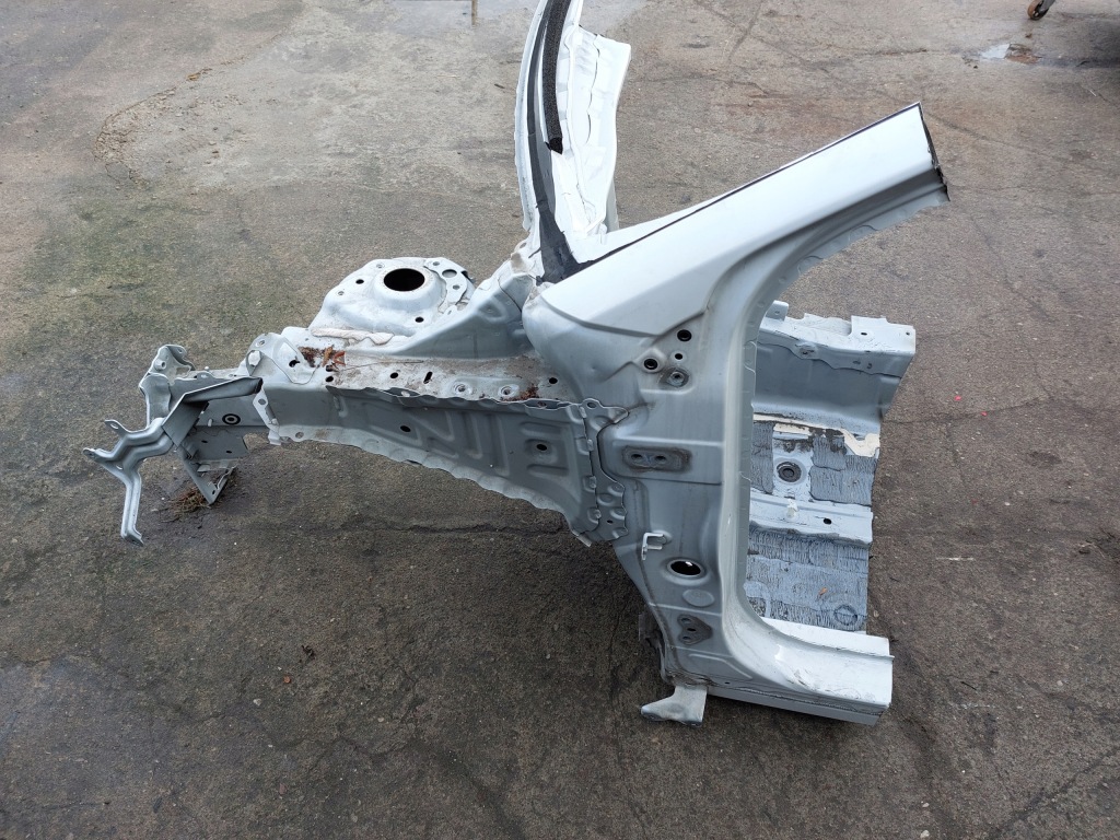 Купить Mazda 2 toyota yaris iv 1,5 hybrid четверть левая перед