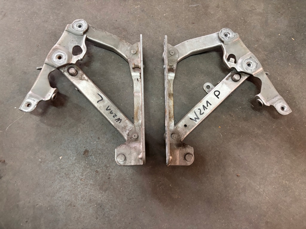 фото №1, Mercedes w211 e-klasa петли капот c744 комплект