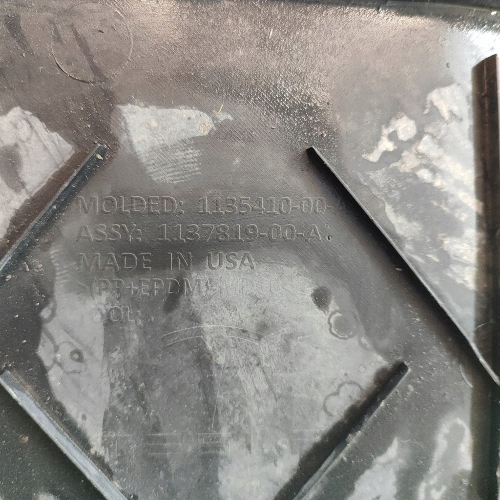 Купить Tesla model 3 2019 накладка средняя подвеска