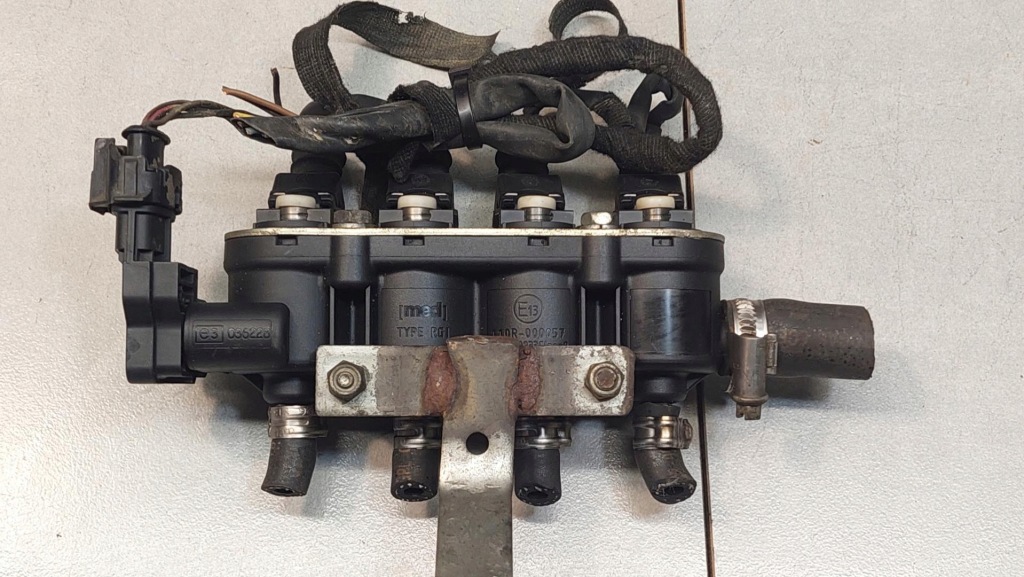 фото №3, Молдинг впрыскная газа mercedes clk c208 2.3