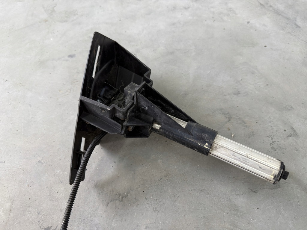 фото №4, Омыватель фара перед передний правый кронштейн заглушка citroen ds5