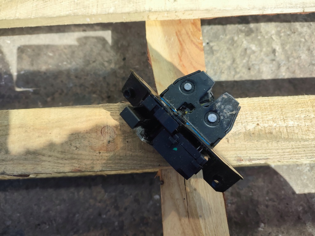 Замок кришки задній задній багажника opel mokka chevrolet trax 13587640 в Україні