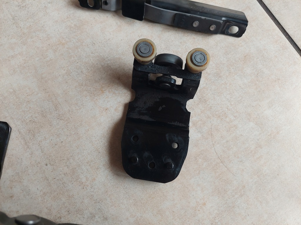 фото №5, Ролик направляющая дверь правых - opel zafira life