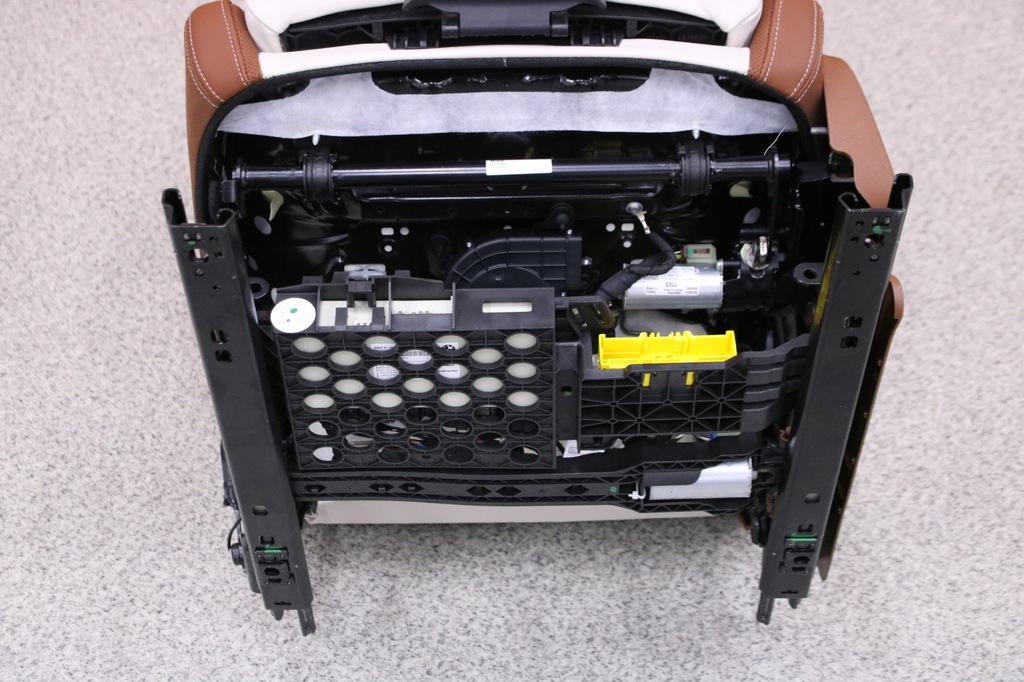 фото №14, Bmw 8 g15 сиденья туннель салон individual tartufo