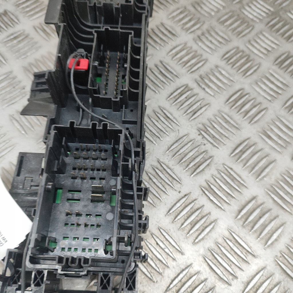 Tesla model x 2018 рамка / модуль запобіжників Недорого