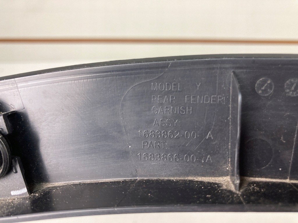 фото №10, Tesla y молдинг na крыло правая задняя 1683862-00-a