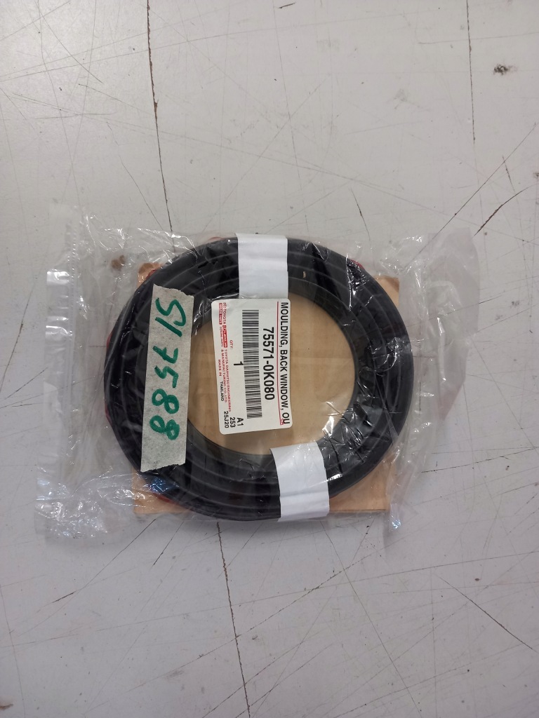 фото №1, Toyota hilux 15- прокладка окно заднего верхний org 75571-0k080