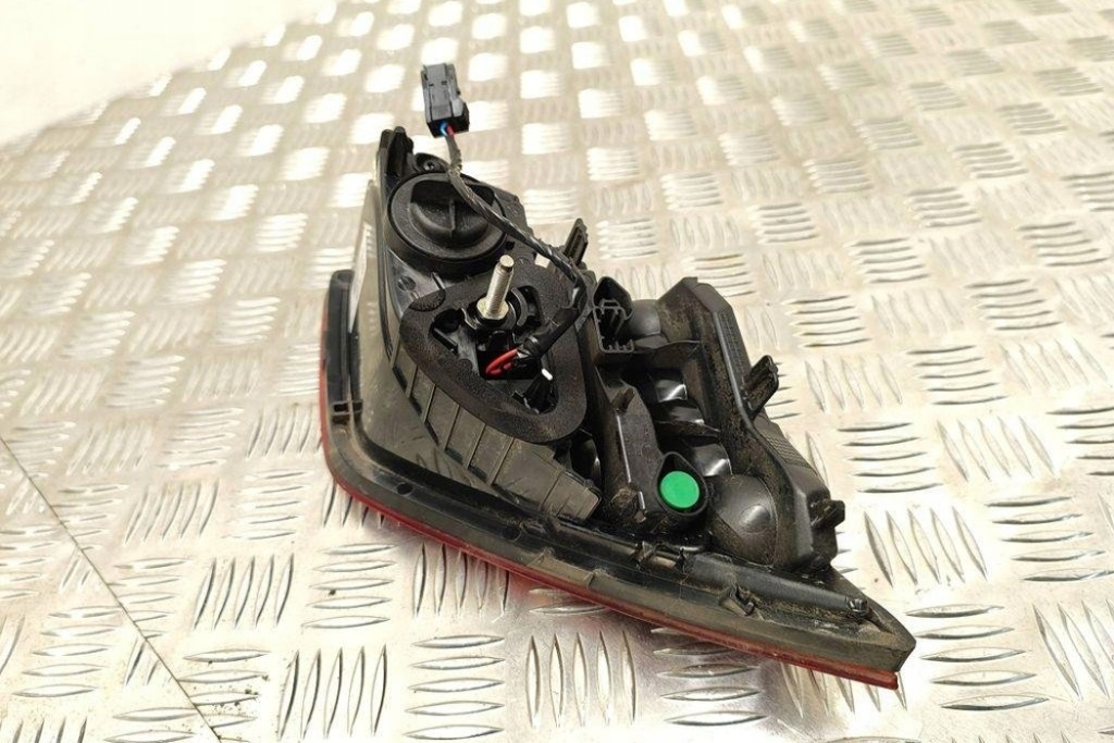 фото №8, Права лампа кришки багажника peugeot 308 ii 9677818280 2.0l дизель 2015