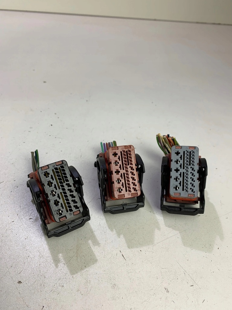 фото №7, Роз'єми штекер колодка коробка запобіжників bsm r09 peugeot 207 citroen c