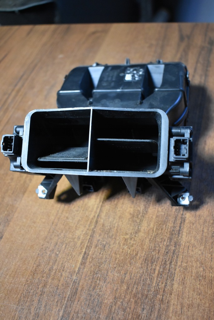 фото №1, Idealna повітродувка ґрати porsche taycan 1