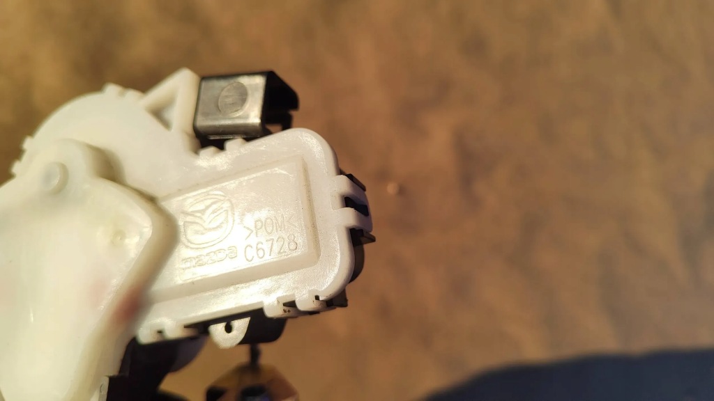 фото №2, Замок кришки багажника c6728 mazda ii 2 6