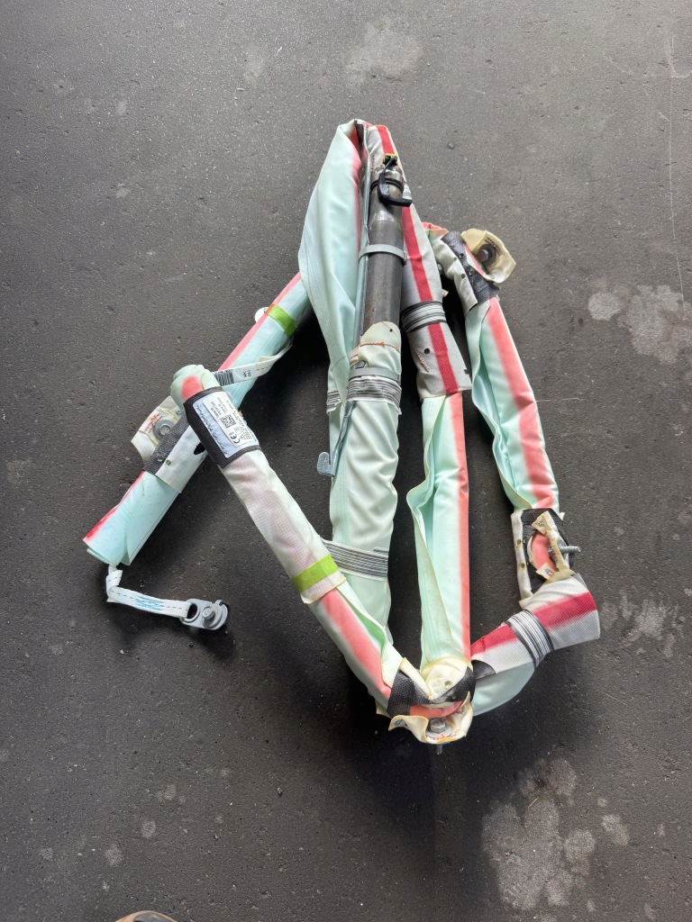 фото №1, Jeep grand cherokee wk2 шторка безопасности правая оригинал 68250174ag