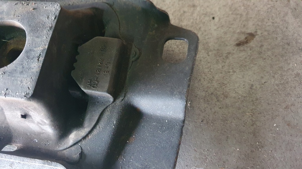 фото №4, Mazda 3 bk 03-09 - кронштейн подушка двигателя