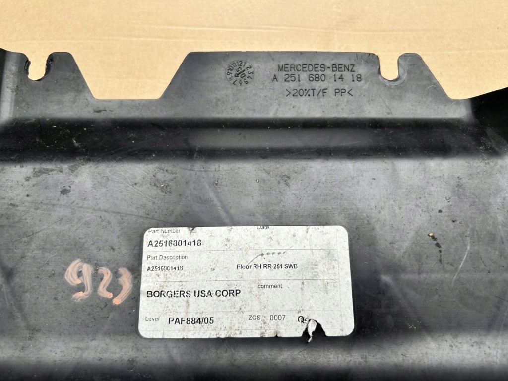 фото №2, Защита заглушка mercedes r klasa w251 a2516801418