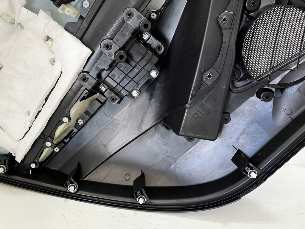 фото №14, Corolla e21 kombi обшивка оббивка двері правий задня