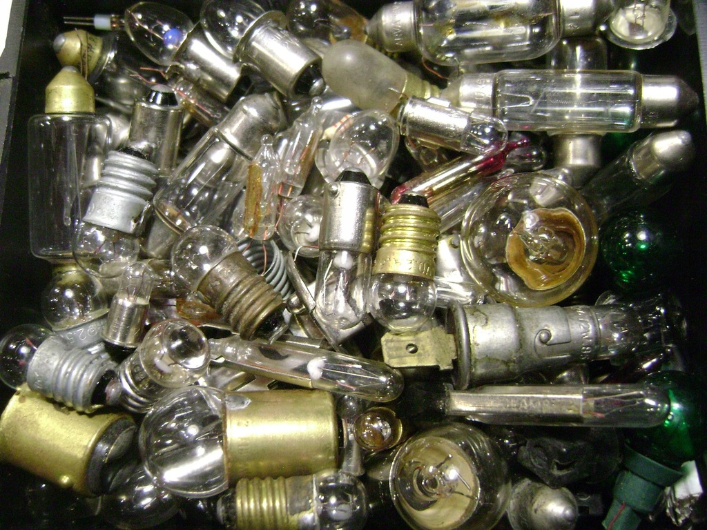 фото №12, Лампочка з фланець 2,4v 0,7a do latarek philips